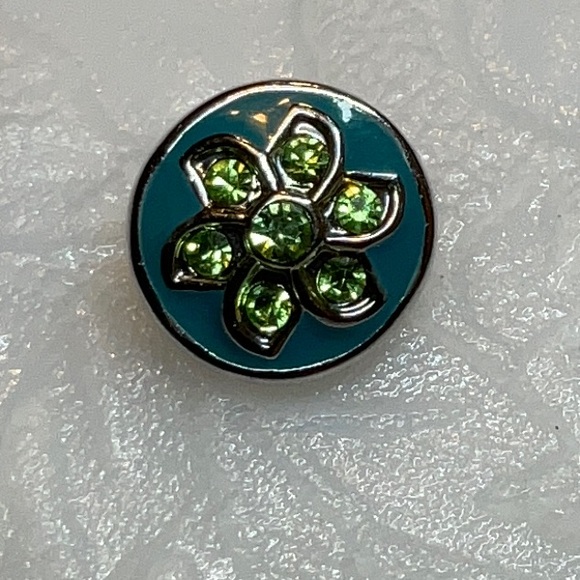 Petite Ginger Snap 12mm Silvertone blue enamel with green rhinestone flower - Picture 1 of 2